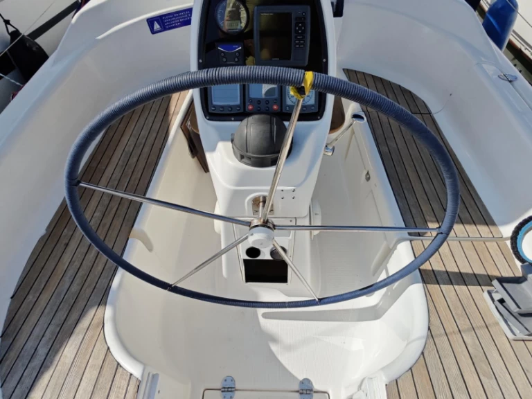 Bavaria Bavaria 30 Cruiser charter bareboat eller skeppad i Punat