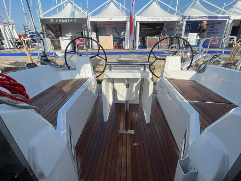 Bénéteau Oceanis 34.1 charter bareboat eller skeppad i Split 