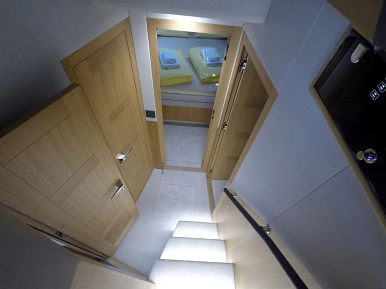 Galeon Galeon 480 Fly charter bareboat eller skeppad i Šibenik 