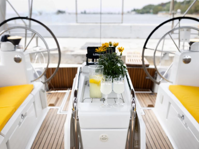 Uthyrning Segelbåt  Jeanneau med en båtlicens 