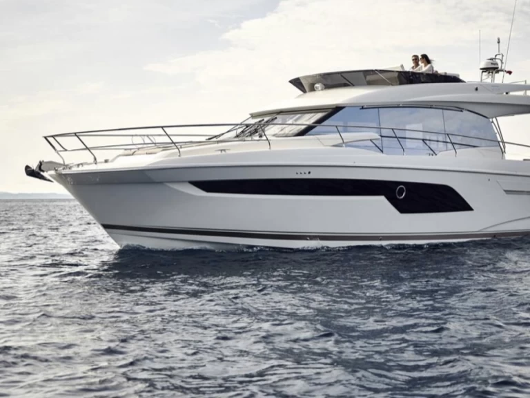 Jeanneau Prestige 52 anno 2023 charter bareboat eller skeppad i Salerno