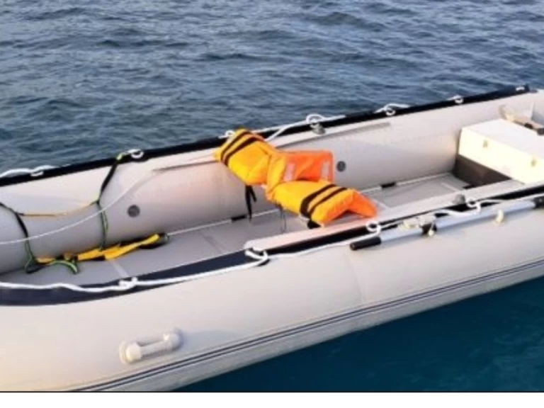 Aqua-Marina Deluxe 350 charter bareboat eller skeppad i La Ciotat