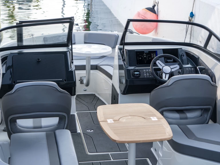 Yacht charter Puerto Banús billig bayliner v20