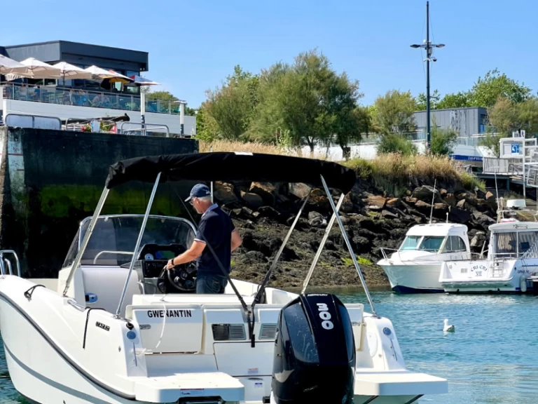 Hyr en Quicksilver Activ 755 Open Brest 