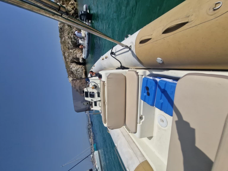 Zodiac Club 750 charter bareboat eller skeppad i Marseille