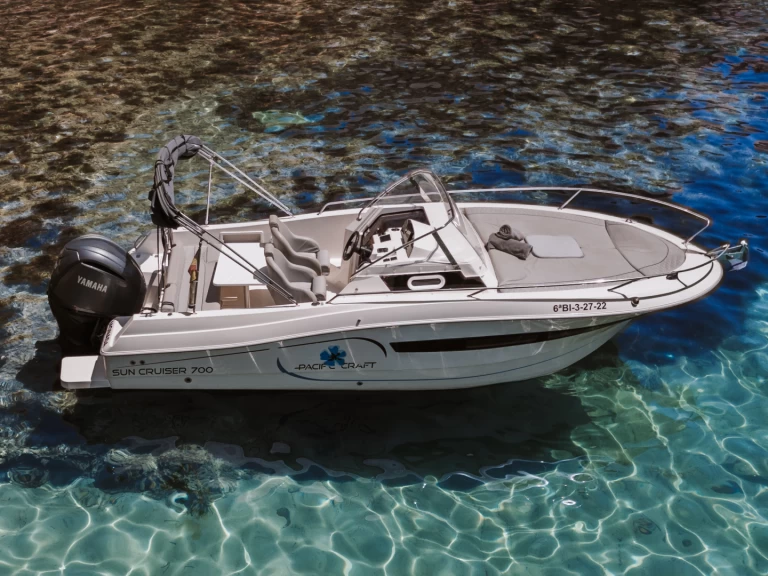 Pacific Craft Pacific Craft 700 SC charter bareboat eller skeppad i Ibiza Town