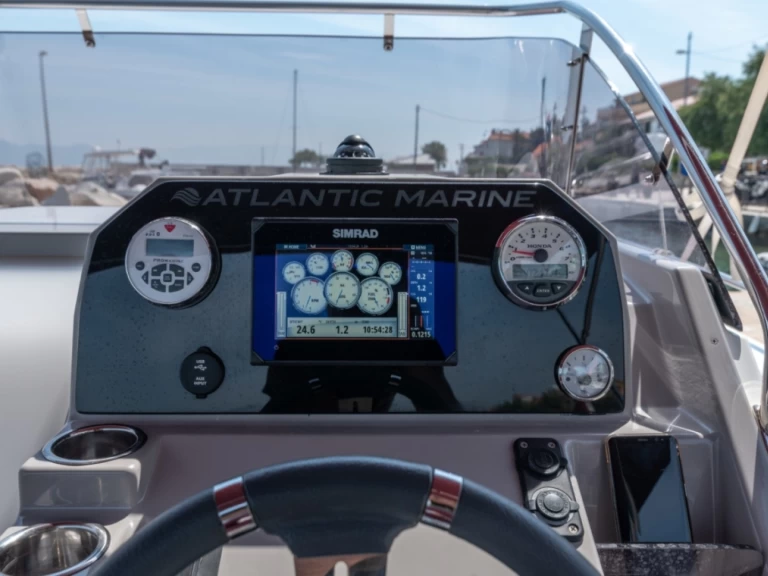 Atlantic 730 Sun Cruiser charter bareboat eller skeppad i Trogir 