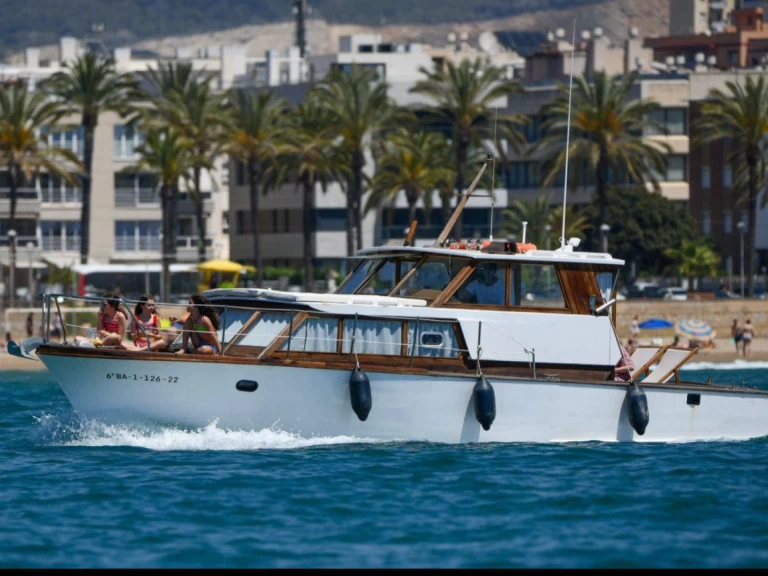 Yacht charter Vilanova i la Geltrú billig Custom