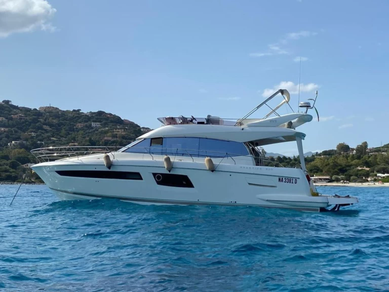 Uthyrning Lyx yacht Prestige med en båtlicens 