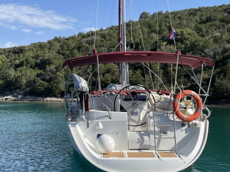 Hyr en Bénéteau Oceanis 411 Celebration Omiš 