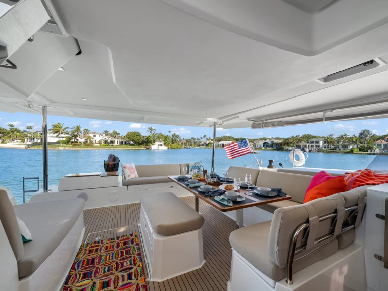 Uthyrning Katamaran  Fountaine Pajot med en båtlicens 