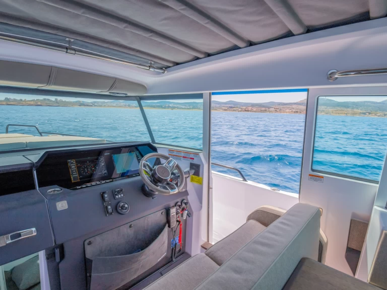 Axopar Axopar 37 XC Cross Cabin charter bareboat eller skeppad i Lavrio