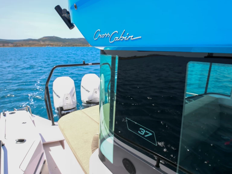 Hyr en Axopar Axopar 37 XC Cross Cabin Lavrio 