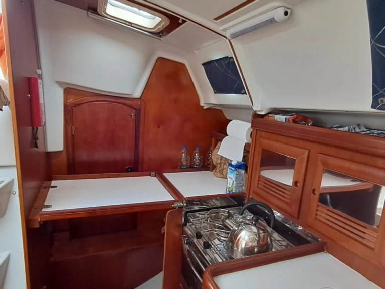 Hyr en Bénéteau Oceanis 361 Póros (City) 