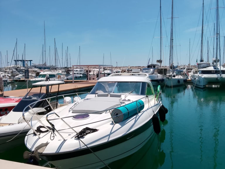 Bavaria Bavaria 37 Hard Top charter bareboat eller skeppad i Porto di Salerno