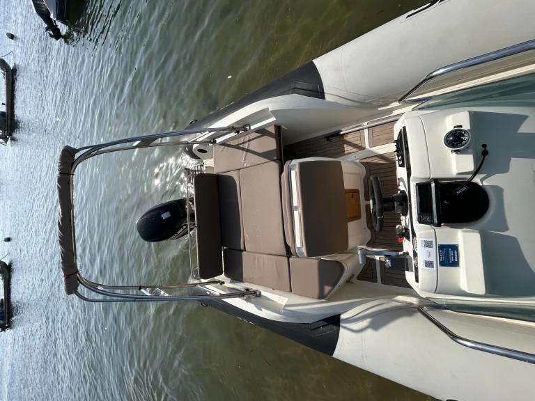 Uthyrning RIB Sacs med en båtlicens 