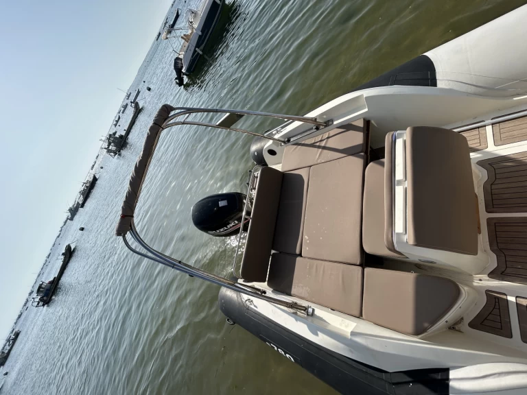 Sacs Sacs S 780 charter bareboat eller skeppad i Le Canon