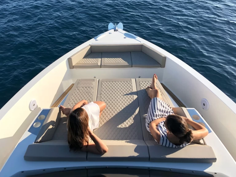 Uthyrning Motorbåt  DEANTONIO YACHTS med en båtlicens 