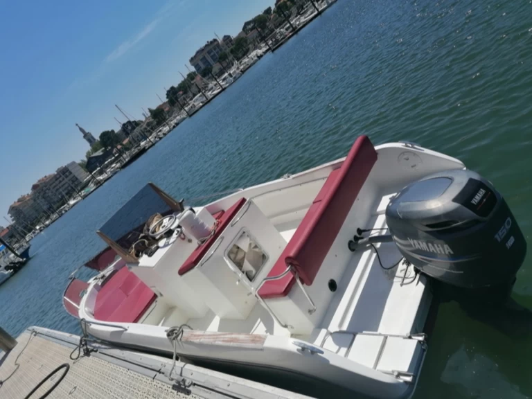 Jeanneau Cap Camarat 675 charter bareboat eller skeppad i Lège-Cap-Ferret