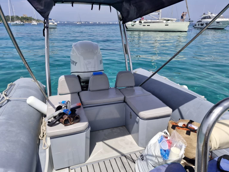 Uthyrning RIB Joker Boat med en båtlicens 