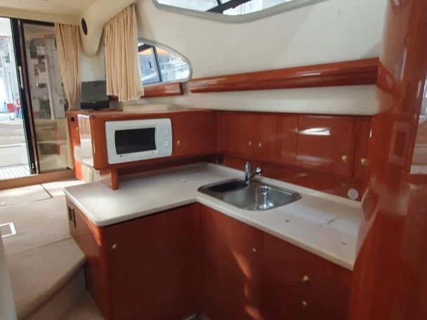 Cranchi Atlantique 40 Fly charter bareboat eller skeppad i Nettuno