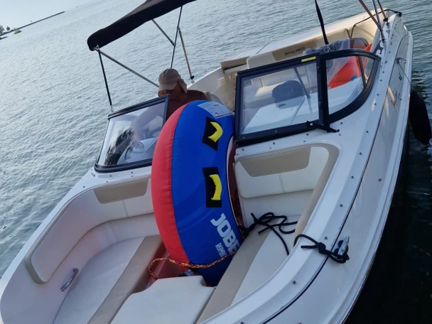Bayliner VR4 charter bareboat eller skeppad i Lausanne