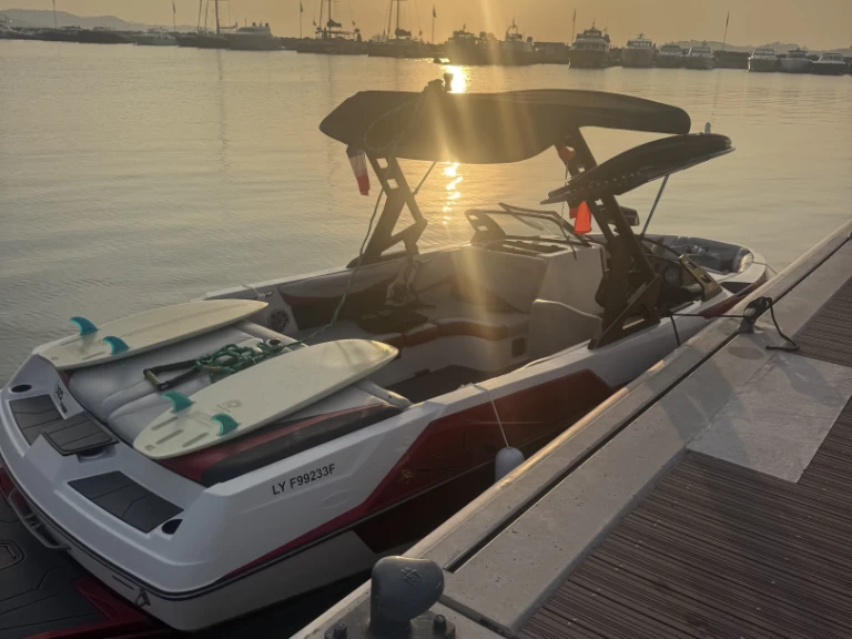 Hyr en Malibu AXIS T22 Port des Marines de Cogolin 