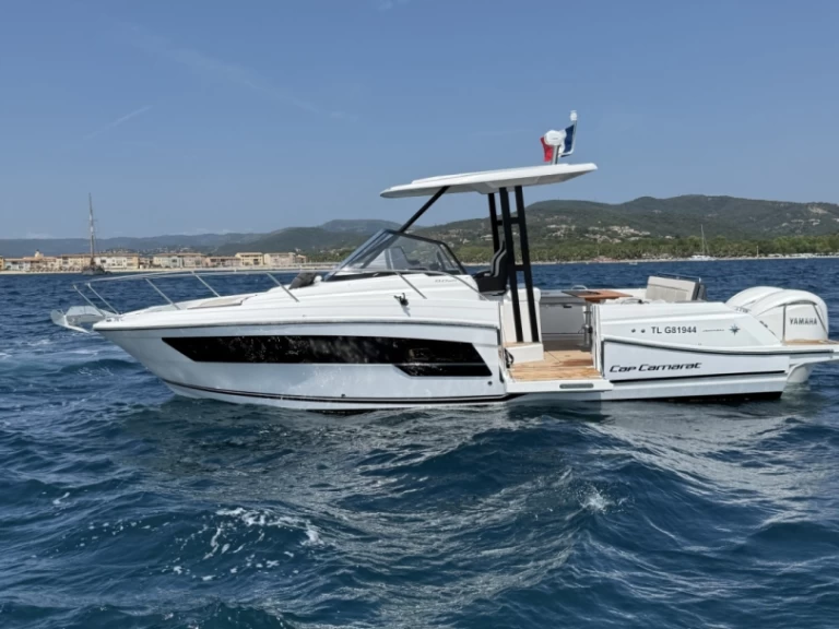 Jeanneau Cap Camarat 9.0 WA charter bareboat eller skeppad i Port Grimaud