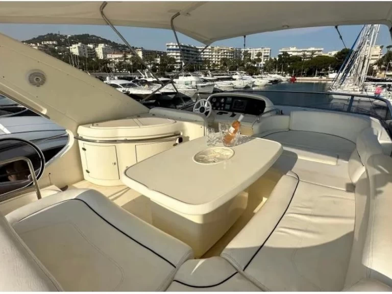 Uthyrning Lyx yacht Sealine med en båtlicens 