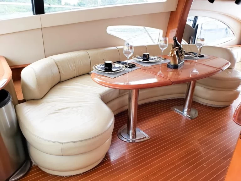 Sealine Sealine T 60 charter bareboat eller skeppad i Golfe-Juan