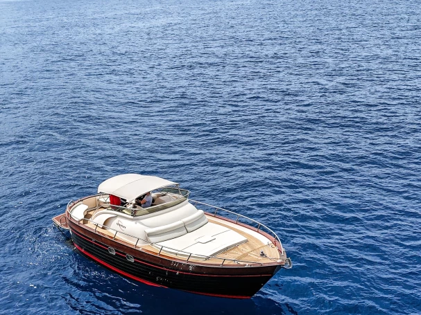 Uthyrning Motorbåt  Apreamare med en båtlicens 