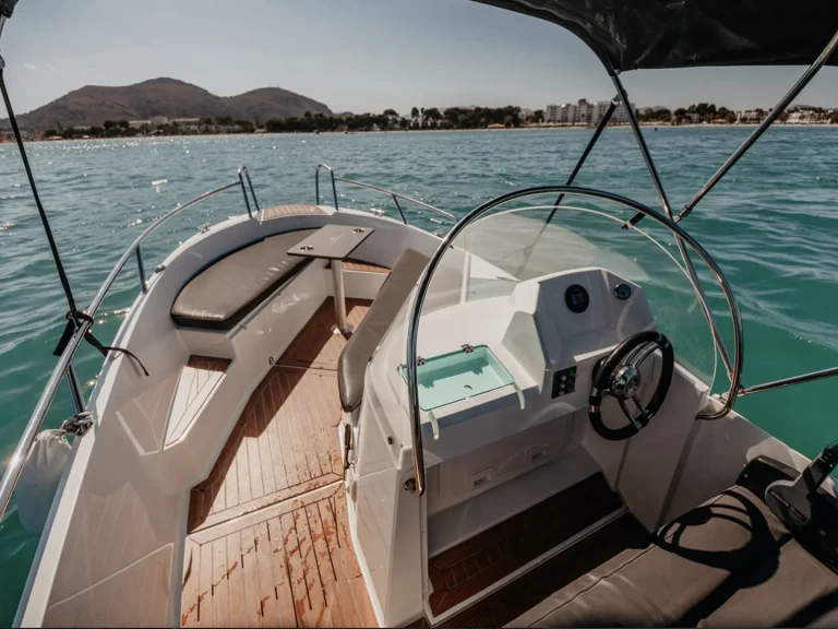 Oceanmaster 470 charter bareboat eller skeppad i Port d'Alcudia