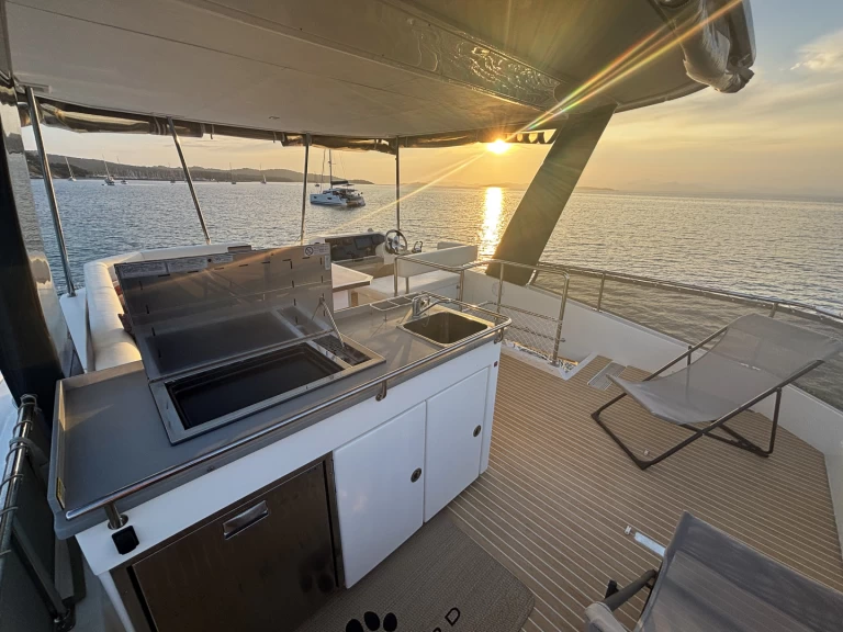 Leopard Leopard 43 Powercat charter bareboat eller skeppad i Hyeres