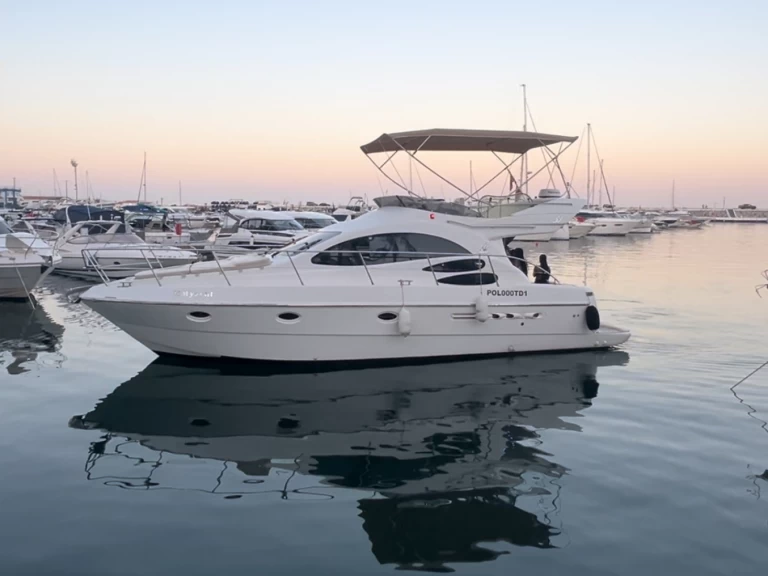 Hyra Motorbåt  med eller utan skeppare Azimut Puerto Banús 