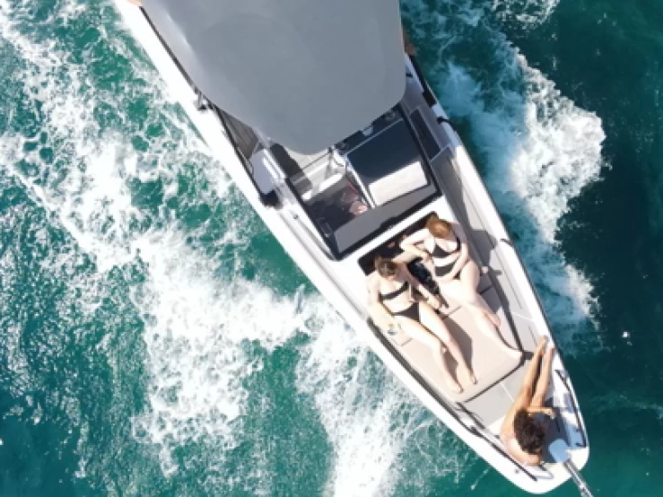 Uthyrning Motorbåt  Axopar med en båtlicens 