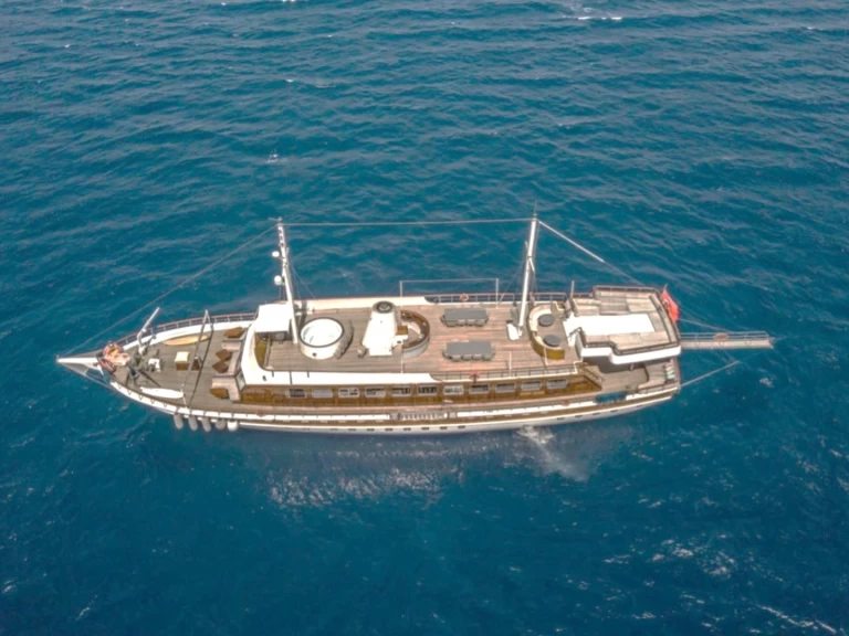 Uthyrning Lyx yacht Custom Made med en båtlicens 