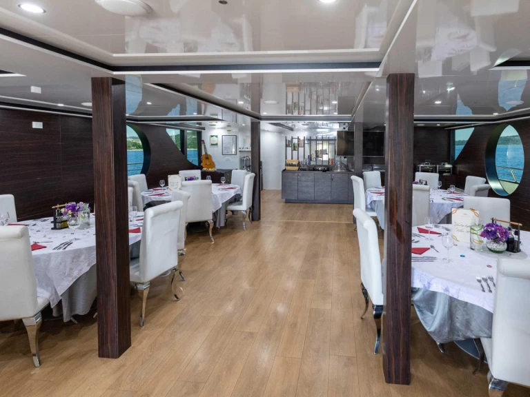  Adriatic Queen charter bareboat eller skeppad i Split 