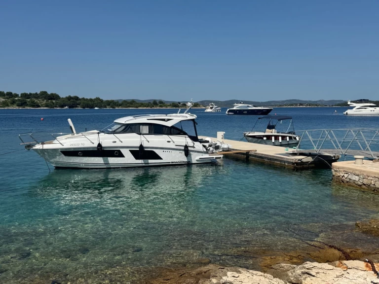 Uthyrning Motorbåt  Grandezza med en båtlicens 