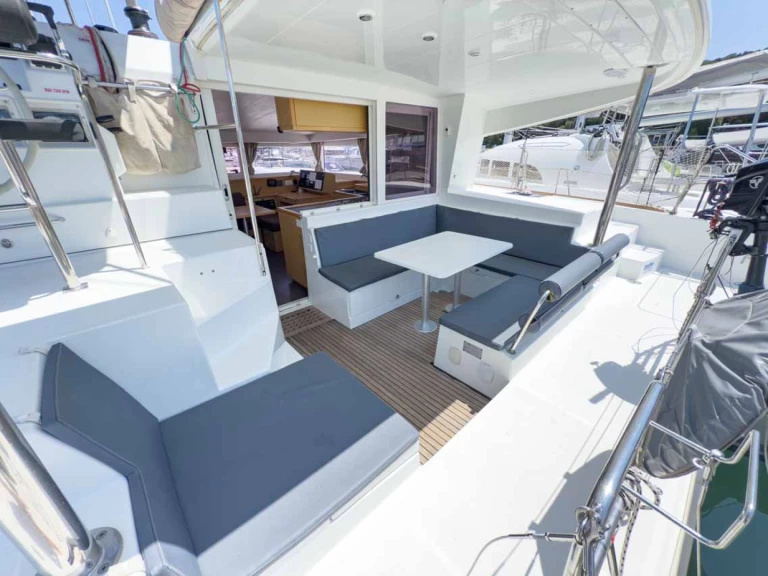 Hyra Katamaran  med eller utan skeppare Lagoon Pula  