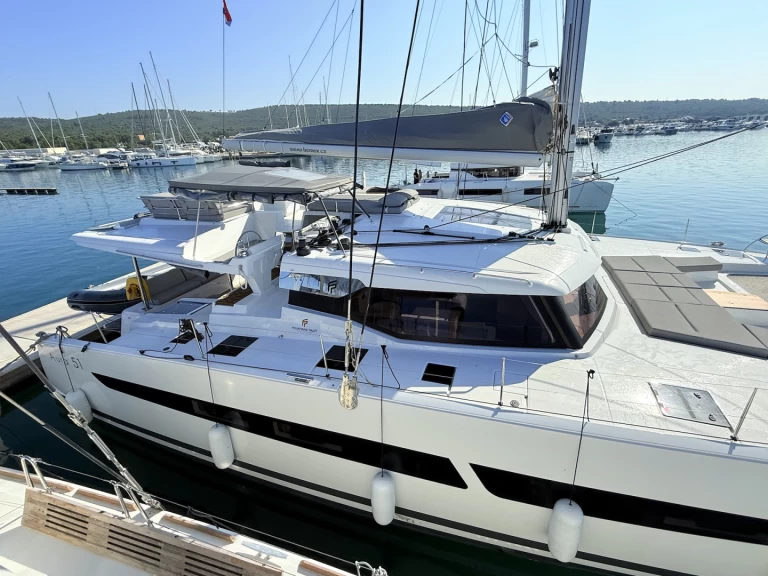 Fountaine Pajot Aura 51 charter bareboat eller skeppad i Sukošan