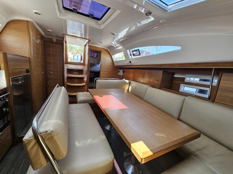 Elan Impression 45.1 charter bareboat eller skeppad i Izola