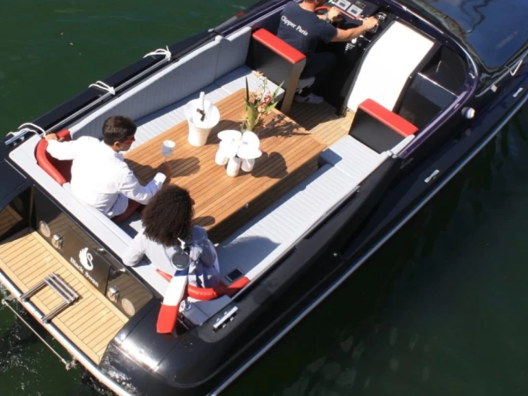 Tullio Abatte Black Swan charter bareboat eller skeppad i Paris