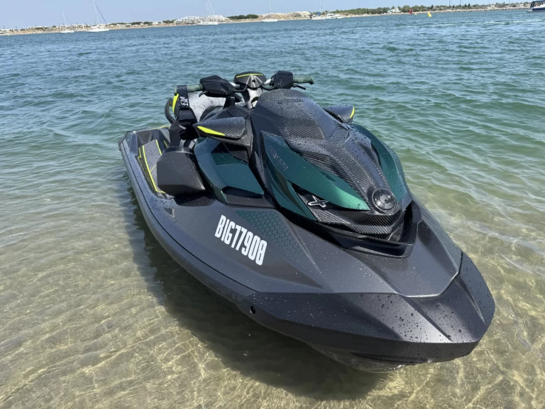 Uthyrning Jet ski Sea-Doo med en båtlicens 