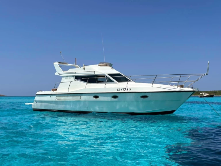 Azimut Azimut 37 Fly charter bareboat eller skeppad i Stintino