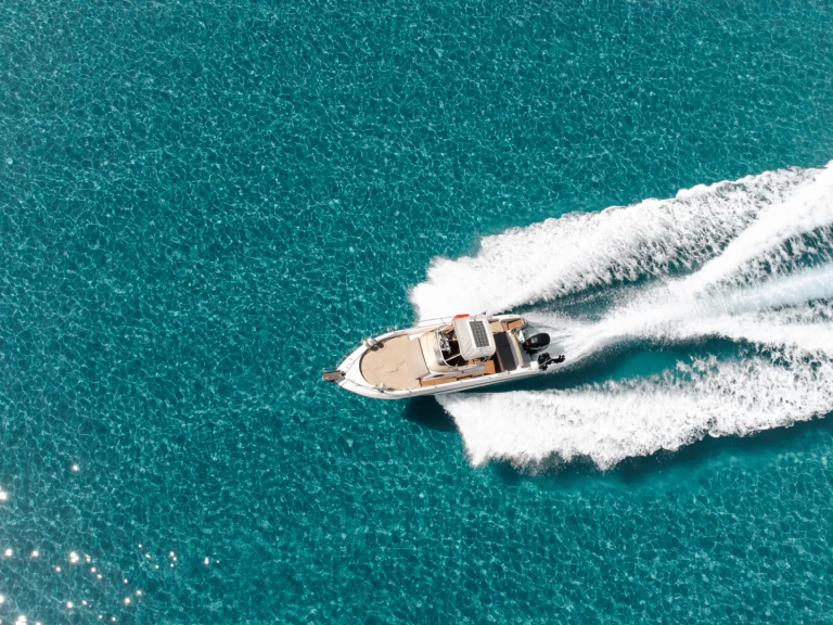 Poseidon Sundeck 755 charter bareboat eller skeppad i Alikanás