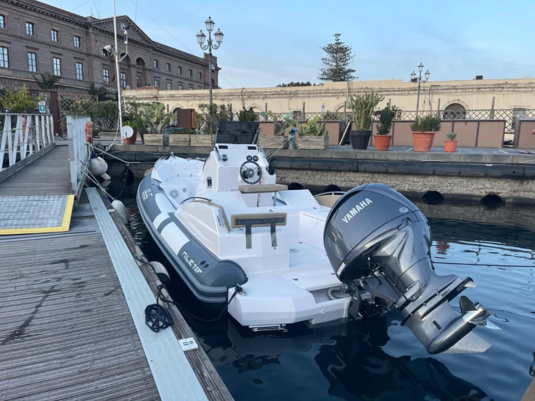 MILE 0.7F charter bareboat eller skeppad i Milazzo