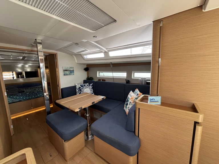 Jeanneau Sun Odyssey 440 charter bareboat eller skeppad i Playa Sardinera
