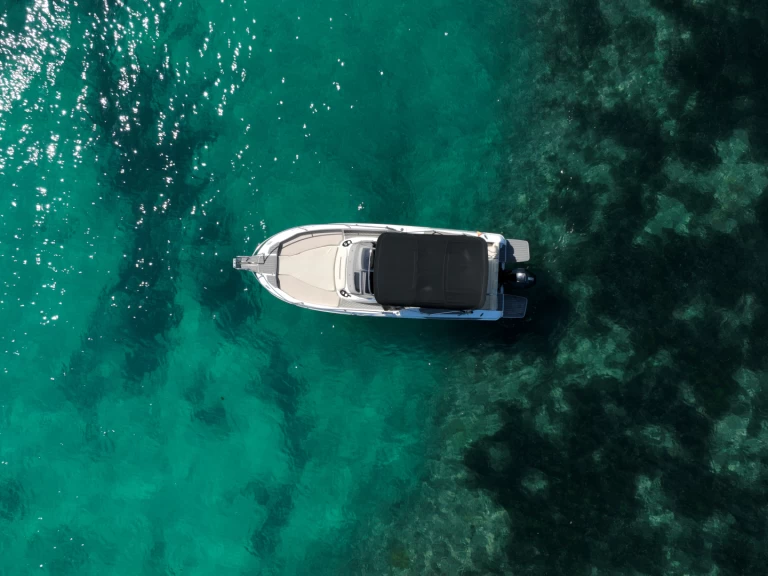 Uthyrning Motorbåt  Karnic med en båtlicens 