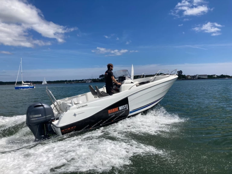 Jeanneau Cap Camarat 6.5 CC Serie 3 charter bareboat eller skeppad i Lorient