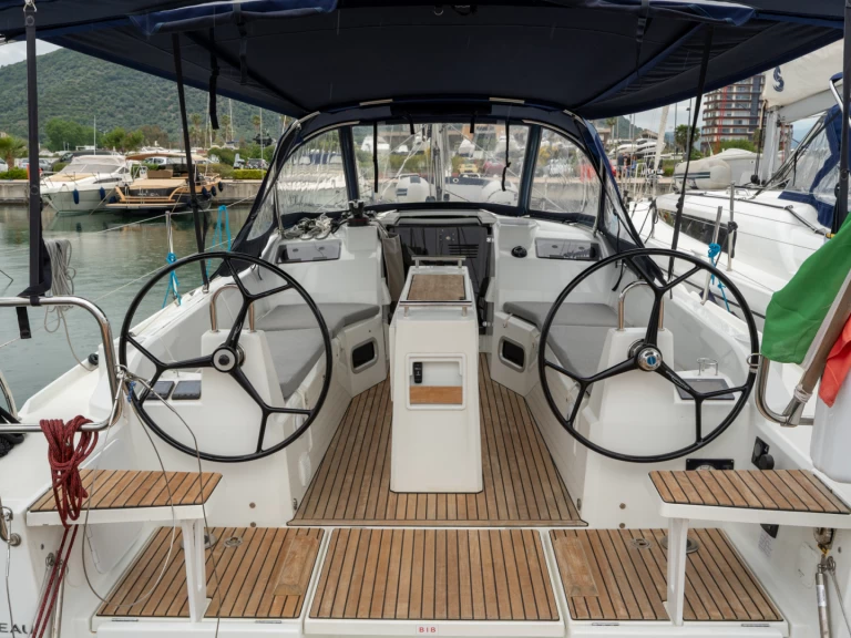 Hyr en Bénéteau Oceanis 34.1 Salerno 